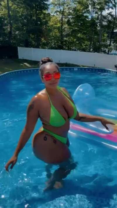 Them NY girls be holding the 🍑