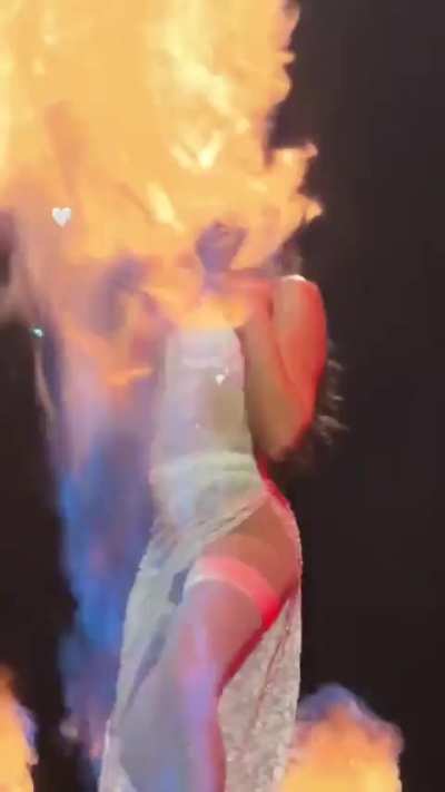 Look damn how she moves her fat ass, I would love for her to rub it on my cock