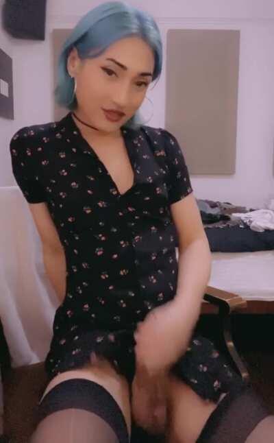 moments before i made a mess all over my pretty dress 🙃🤷🏻‍♀️🤦🏻‍♀️