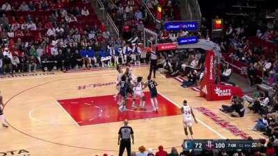 [Highlight] Amen Thompson fakes out Richaun Holmes for the easy layup