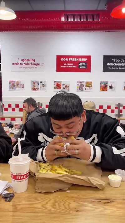 Yo comiendo hamburguesas de 1 dólar: