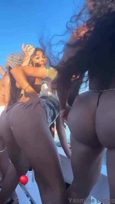 🍑 twerking on boat