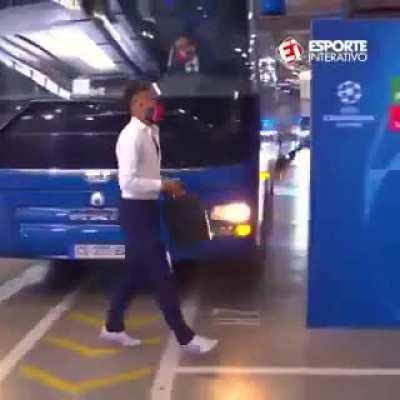 Queremos fazer um movimento para que o Neymar chegue na final da champions tocando essa musica. Seremos a revolução, seremos os maiores. Ta fechado com o chat muca?