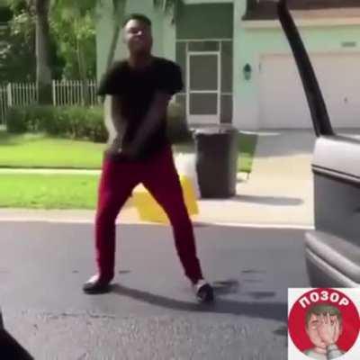 - Видишь тиктокера? Делай как я