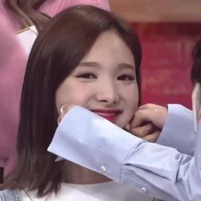 161101 Nayeon being.. Nayeon?