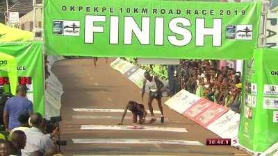 Kenyan athlete shows amazing sportsmanship by getting out of his way and helping the injured athlete to finish the race!