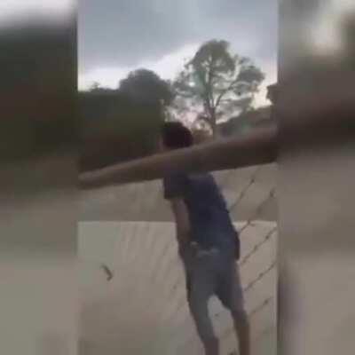 Ele é muito poderoso mano MonkaW