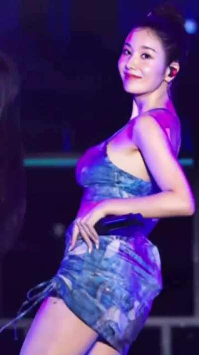 It is hard to resist such a mesmerizing beauty ~ the queen eunbig