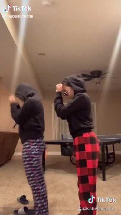 julia on the leftttt😍