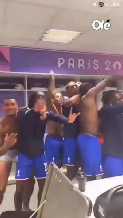 Tremendo el canto que se mandaron los de Francia después de ganarle a Argentina. Qué dirá la FIFA al respecto?! 