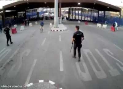 This is how the Spanish police arrest a madman with a knife (Without shooting)