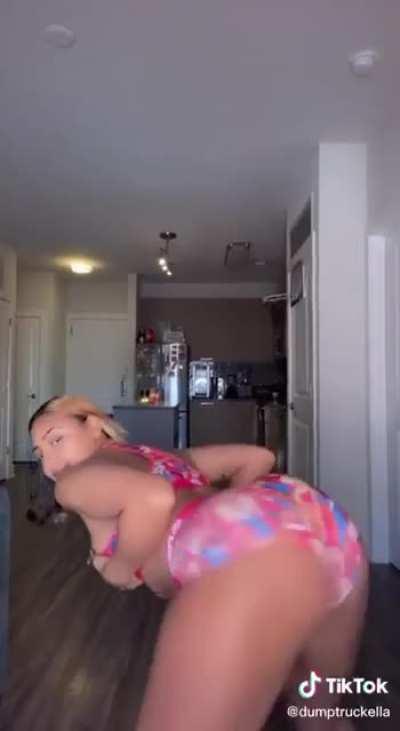 She Claps as she Pleases😊