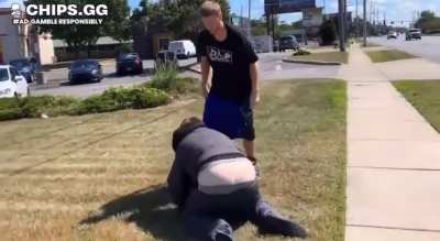 Kayıtlı sex suçlusu 11 yaşındaki bir kızla tanışmaya çalıştığı için dövüldü