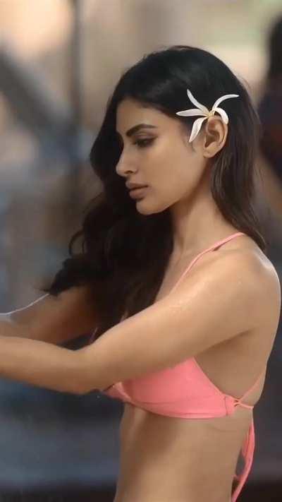 Mouni Roy 