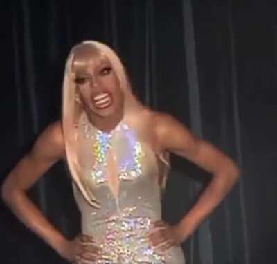 Kai'Sa is getting hype luvv with her track DRUM GO CUM 👁️👅👁️