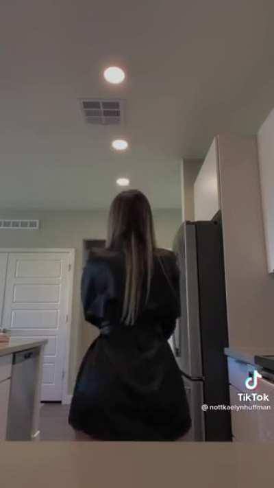 Kaelynhuffman ass bouncing in a robe 🍑