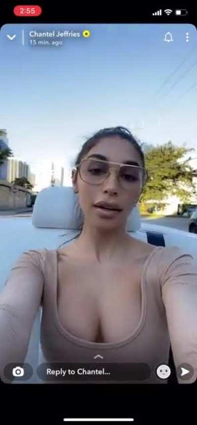 Them shits poking out on her snap🥵👀