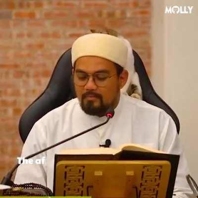 Affectionate cat grooms sheikh while he gives lecture in Malaysia.