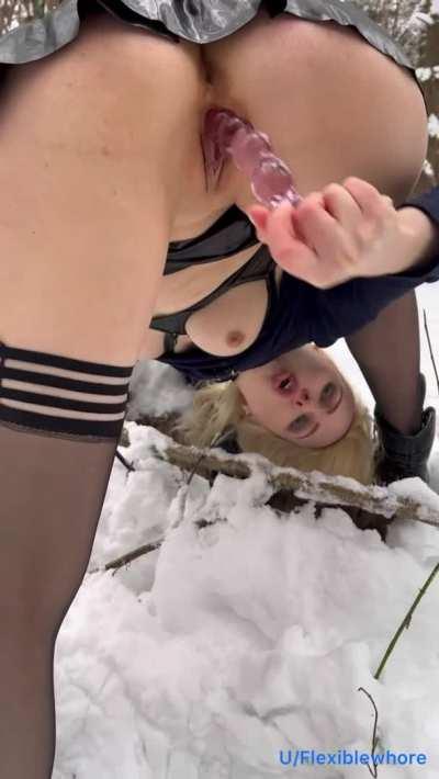 I love to watch a cold glass dildo go in and out of my hot pussy😋