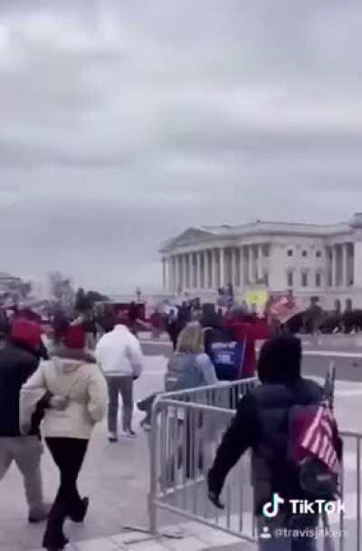 Capital Police waving people in past the gates ?