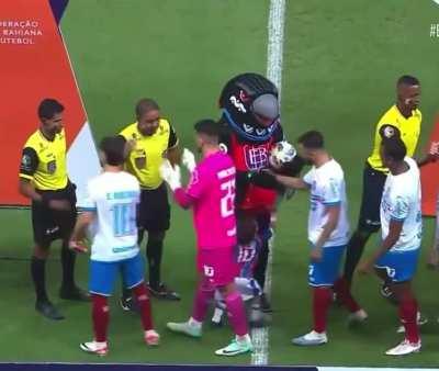 Totói, filho do Everton Ribeiro, tietando o Curió