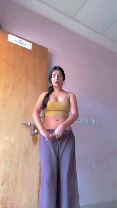 Sanjana Kaushal hot navel 🤤