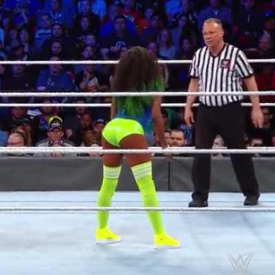 Naomi twerking 