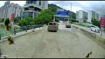Taxi driver blocks highway to shout on the other driver