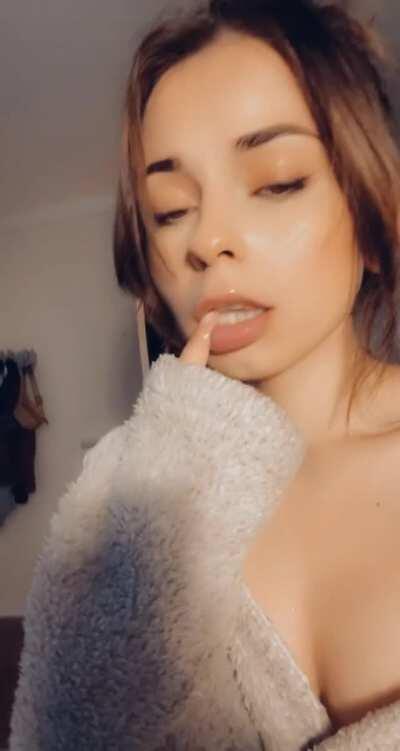 My hair is up so you know what that means 👉👈