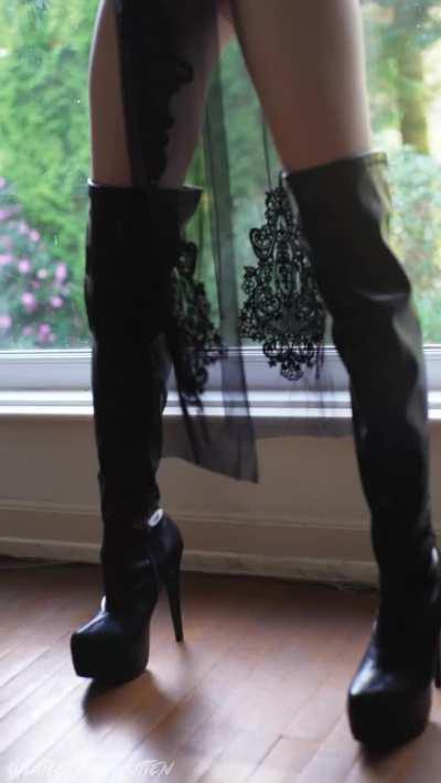 I decided to strip out of my 2B cosplay 😜