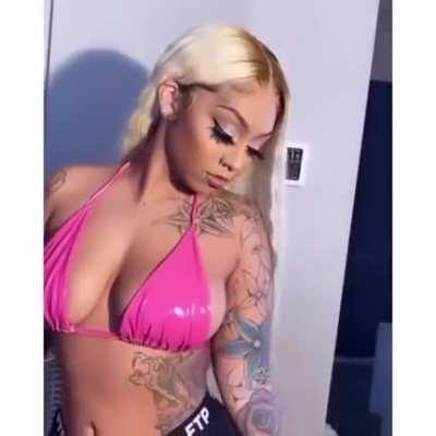 This outfit is 🔥on her 🤤