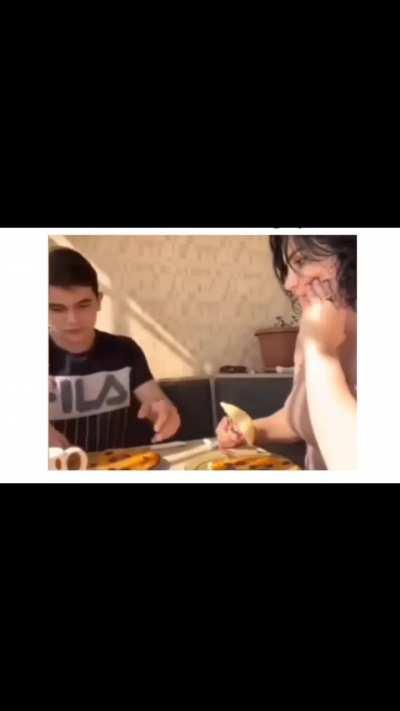 Kızların yanında niye böyle oluyoruz amk bunun dermanı yok mu