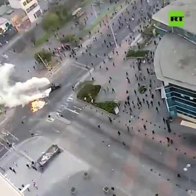 Chile: police teargasing people from car
