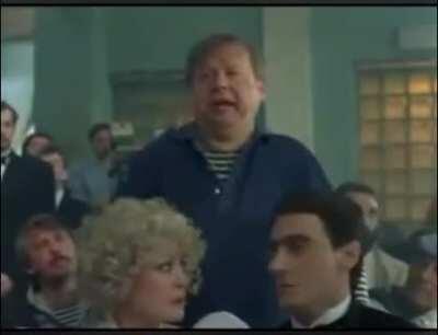 В камере Лёхим первым делом хотел из мякиша слепить себе лобстера, но что то пошло не так и поличится огурец с пупырышками. Кто нибудь знает, когда у Навального можно нарды резные заказать? Или у него руки под хуй заточены, их и будет делать?