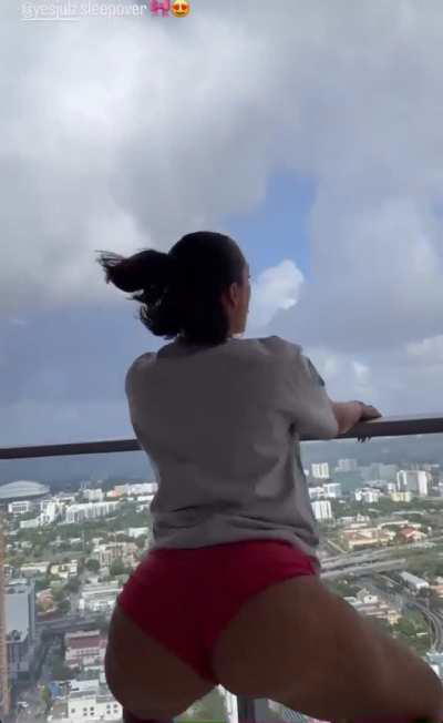 YesJulz shaking ass
