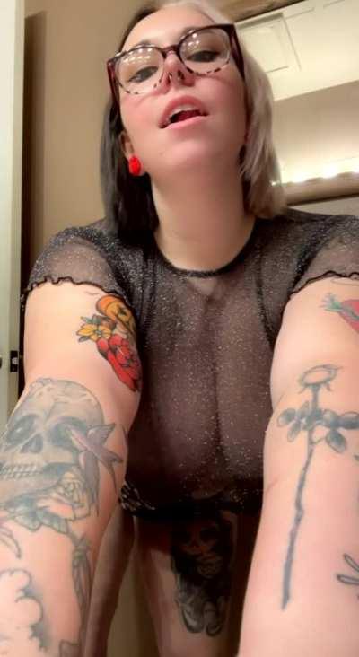 I got a new tattoo.. oh and I want you to suck my tits 😌