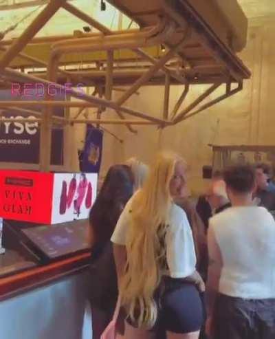 Iggy smacking her ass in public 