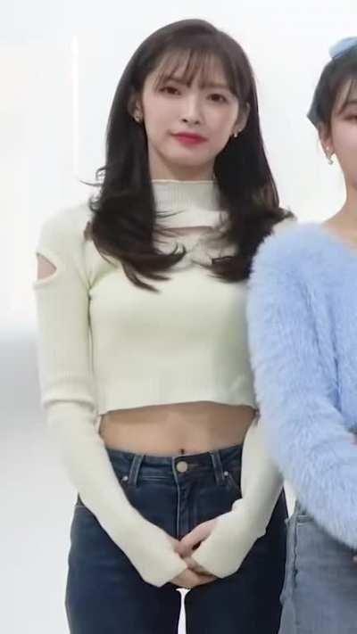 OHMYGIRL Arin - midriff and thigh gap