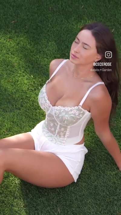 I bet you would love to have a picnic with her 😍🥵🤤❤️❤️❤️