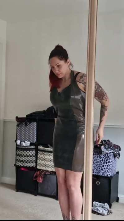 Im attending a huge fetish event soon 🥰 so I thought I would make myself a shiny outfit to wear in the evening. Don’t worry I wear it in the vid