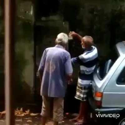 Dois cientistas em busca da cura do Covid-19.