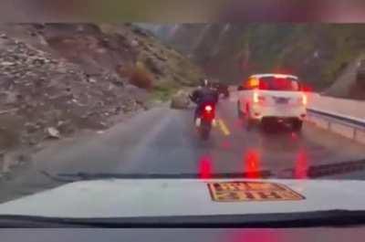 Idiot trying to Overtake Vehicle & Get Stuck between two Boulders
