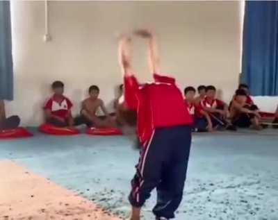 This kid is incredibly flexible, the end is just unbelievable