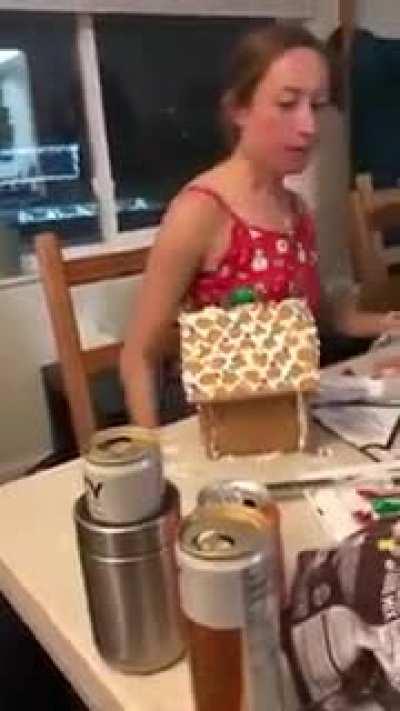 Quando Fossa vede la sburra di Dada sulla casetta.