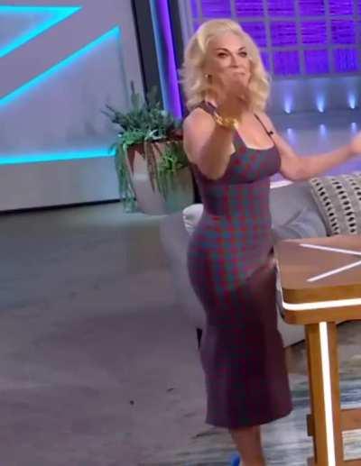 Hannah Waddingham (The Kelly Clarkson Show)