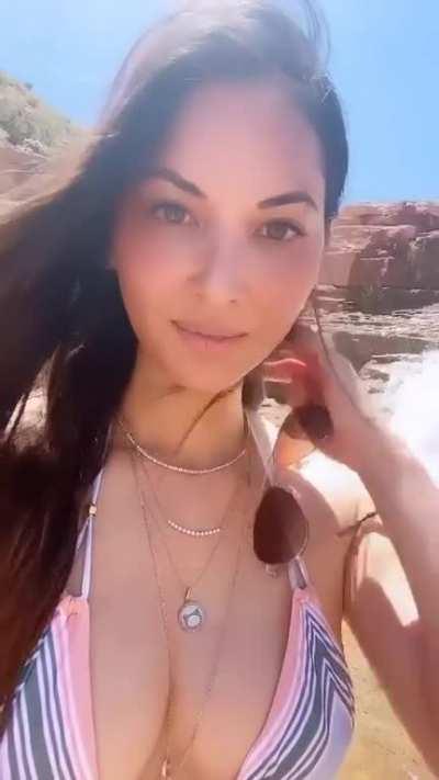 Crazy hot Olivia Munn in a bikini (video via her Instagram)