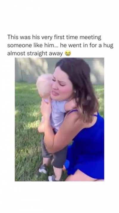 Kid met someone like him for the first time and straight goes for a Hug