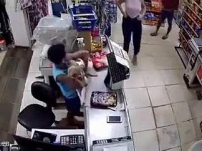 Isso tem que ter acontecido no Brasil... O supermercado, o povo, os cachorros Kkkk, tudo com cara de brasileiro!