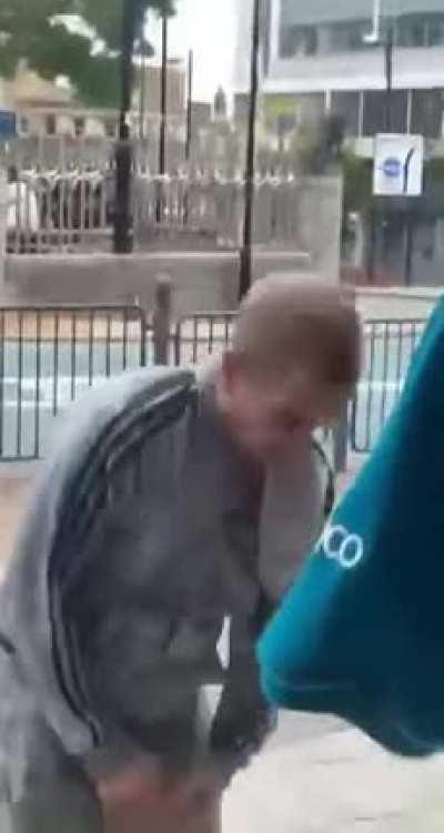 Dronklap vs winkel medewerker met 1 arm