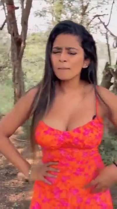 Slut Suhuu and her boobies